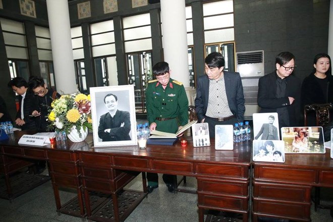 Bàn ghi sổ tang bày rất nhiều khung ảnh của nhạc sĩ Thanh Tùng thời trẻ và những khoảnh khắc ông hạnh phúc bên vợ con.